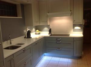 Crystal Ivory Quartz Worktop