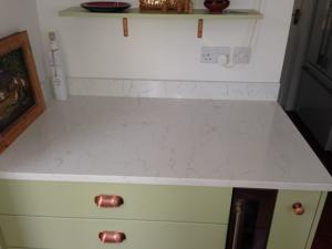 Bianco Venato Quartz Worktop & Upstands