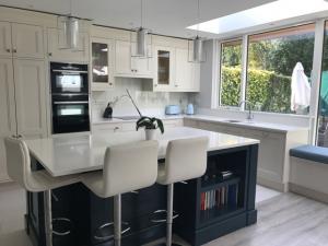 Artic Snow Quartz Worktop, Upstands & Window Board