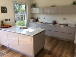 20mm Cararra Quartz Worktop