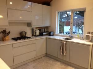 Crystal Ivory Quartz Worktop