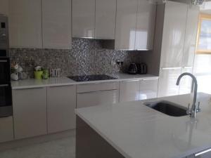 Crystal Ivory Quartz Worktop